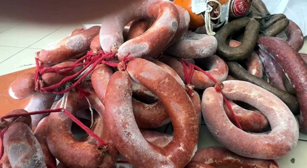 Çürümüş şarküteri ürünlerini satarken yakalandılar! Gıda denetiminde şoke eden manzara 11